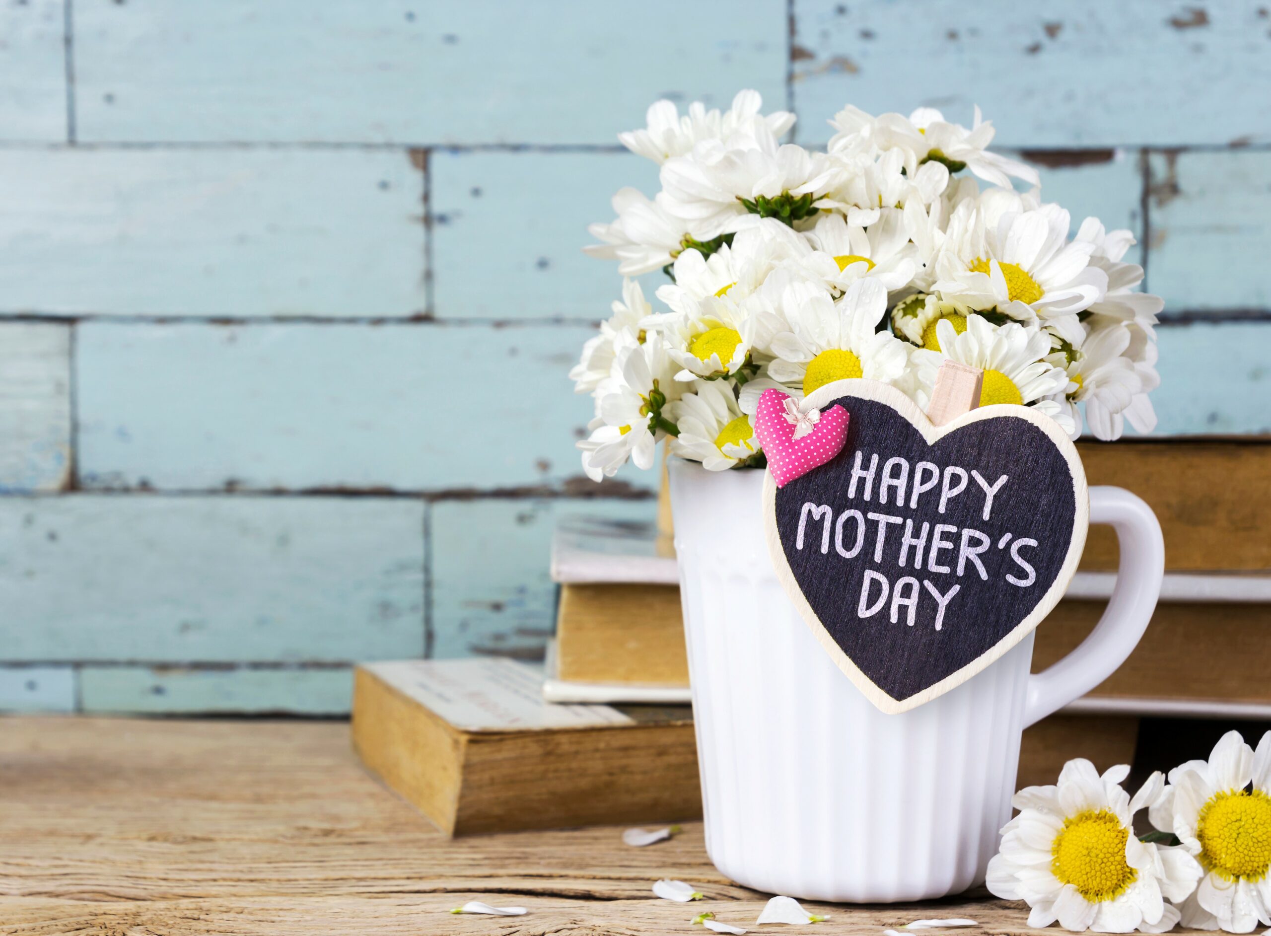 VASE WITH FLOWERS AND SIGN WISHING HAPPY MOTHERS DAY